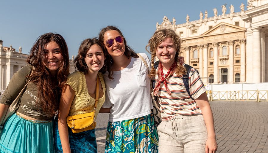 students-smithsonian-student-travel